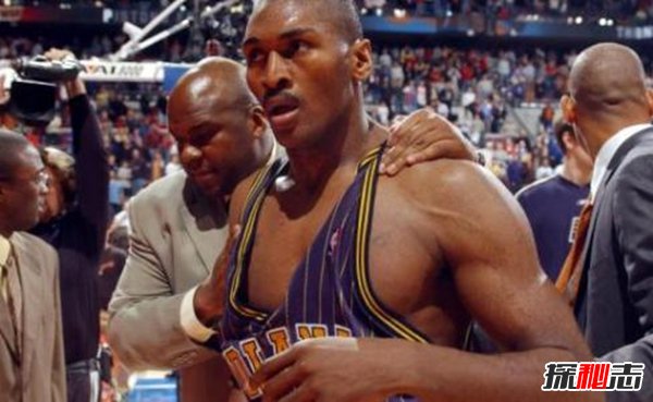 奧本山宮殿打架事件,球員與球迷發(fā)生高強(qiáng)度沖突