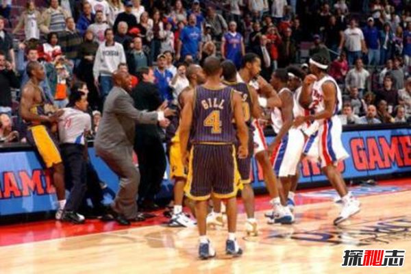 奧本山宮殿打架事件,球員與球迷發(fā)生高強(qiáng)度沖突