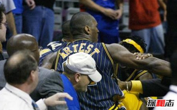 奧本山宮殿打架事件,球員與球迷發(fā)生高強(qiáng)度沖突