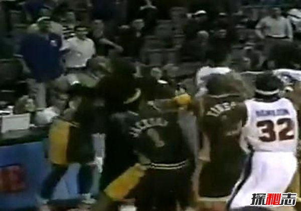 奧本山宮殿打架事件,球員與球迷發(fā)生高強(qiáng)度沖突