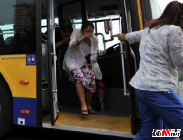 慘不忍睹!盤(pán)點(diǎn)發(fā)生的斗毆事件,廣州地鐵兩人口角斗毆(血跡斑斑)