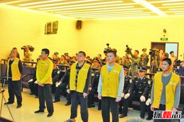 慘不忍睹!盤(pán)點(diǎn)發(fā)生的斗毆事件,廣州地鐵兩人口角斗毆(血跡斑斑)